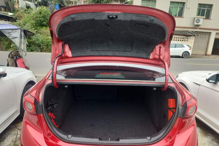 Used Mazda 3 Axela 2017 Sedan 1.5L Automatic Luxury Model China VI Standard Trunk