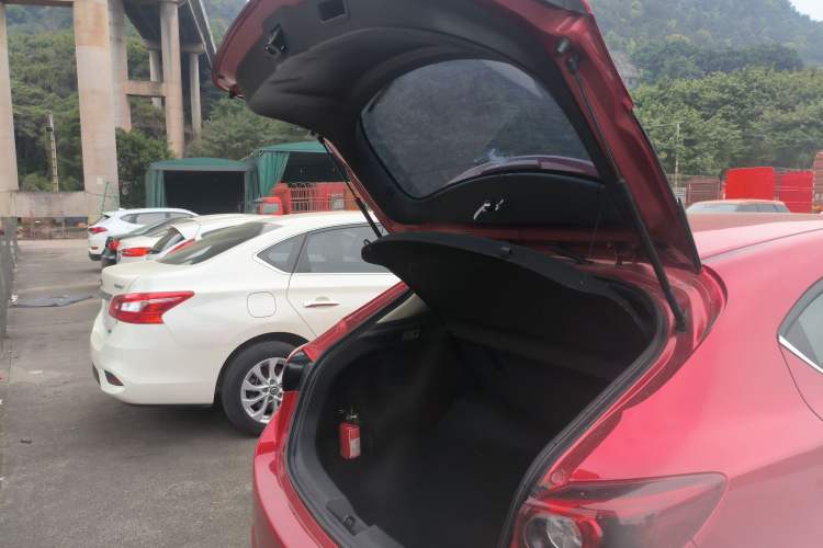 Used Mazda 3 Axela 2017 Hatchback 1.5L Automatic Luxury Model Emission Standard China V Trunk
