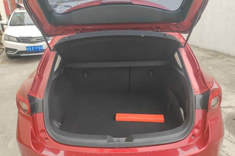 Used Mazda 3 Axela 2017 Hatchback 2.0L Automatic Sport Model China V Emission Standard Trunk