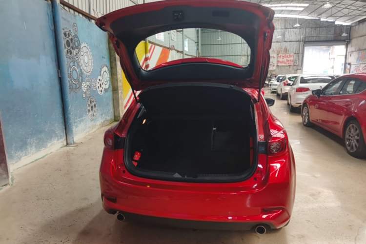 Used Mazda 3 Axela 2017 Hatchback 2.0L Automatic Sport Model China V Emission Standard Trunk