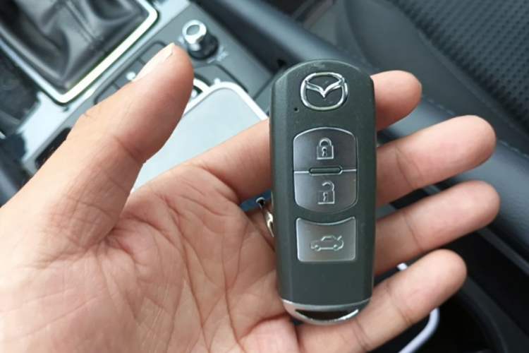 Used Mazda 3 Axela 2017 Sedan 1.5L Automatic Luxury Model Emission Standard China V Vehicle Key