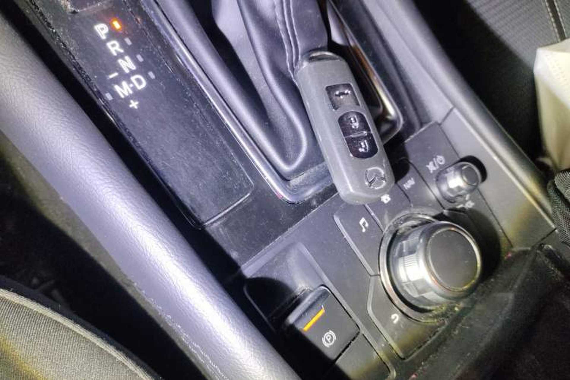 Used Mazda 3 Axela 2017 Sedan 1.5L Automatic Luxury Model China VI Standard Vehicle Key