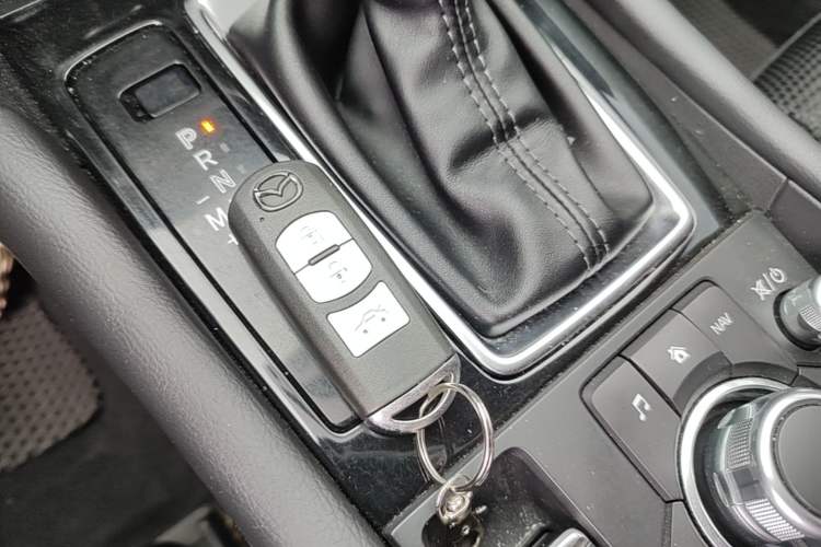 Used Mazda 3 Axela 2017 Sedan 1.5L Automatic Luxury Model China VI Standard Vehicle Key