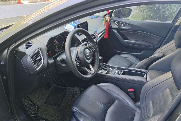 Used Mazda 3 Axela 2017 Hatchback 2.0L Automatic Sport Model China V Emission Standard Driver Seat