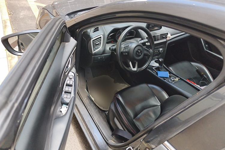 Used Mazda 3 Axela 2017 Sedan 1.5L Automatic Luxury Model Emission Standard China V Driver Seat