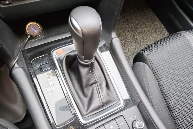 Used Mazda 3 Axela 2017 Hatchback 2.0L Automatic Luxury Model Emission Standard China V Gear Lever