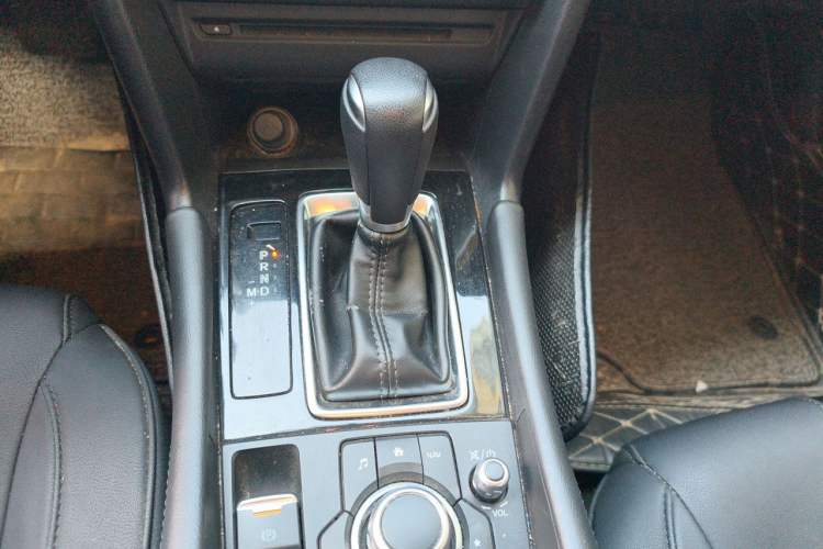 Used Mazda 3 Axela 2017 Sedan 1.5L Automatic Luxury Model China VI Standard Gear Lever