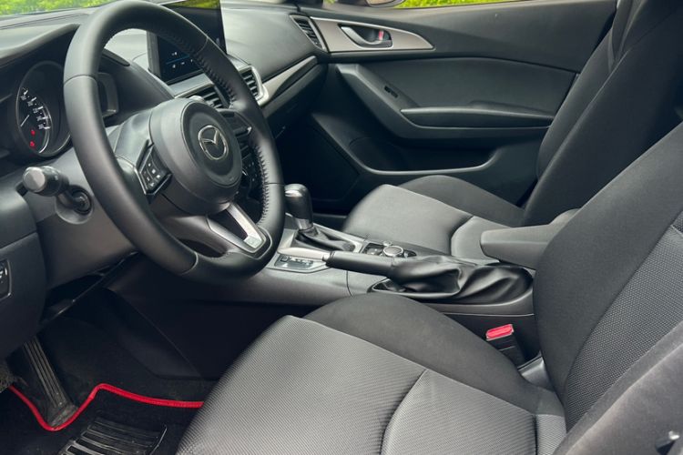 Used Mazda 3 Axela 2017 Sedan 1.5L Automatic Comfort Model Emission Standard China V Interior 4