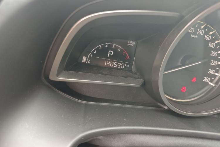 Used Mazda 3 Axela 2017 Sedan 1.5L Automatic Comfort Model Emission Standard China V Odometer Close Up
