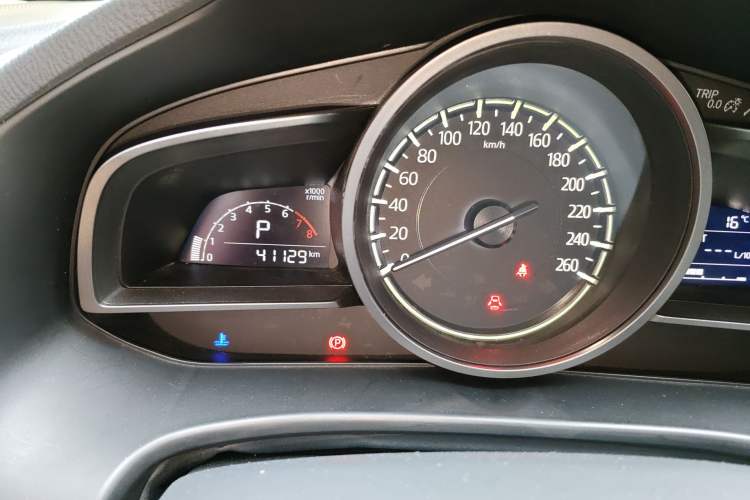 Used Mazda 3 Axela 2017 Hatchback 2.0L Automatic Luxury Model Emission Standard China V Odometer Close Up