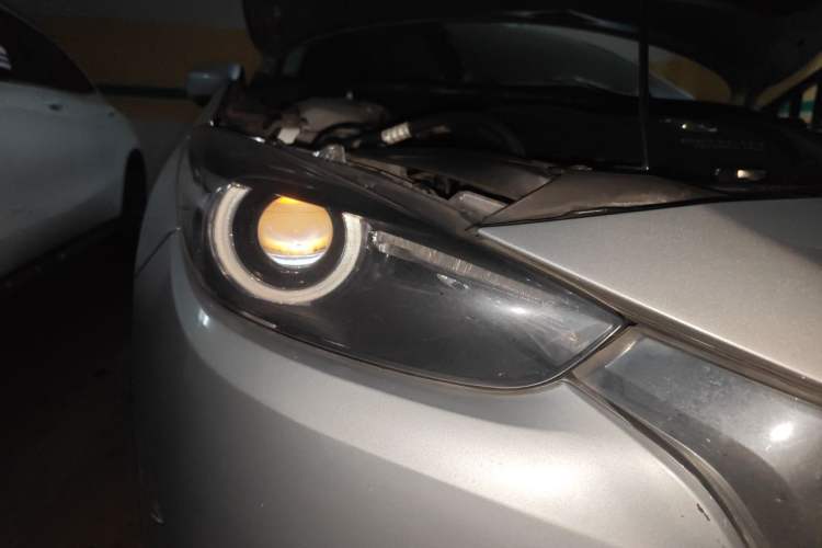 Used Mazda 3 Axela 2017 Sedan 1.5L Automatic Luxury Model Emission Standard China V Right Front Headlight