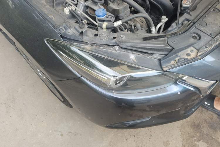 Used Mazda 3 Axela 2017 Hatchback 2.0L Automatic Luxury Model Emission Standard China V Right Front Headlight