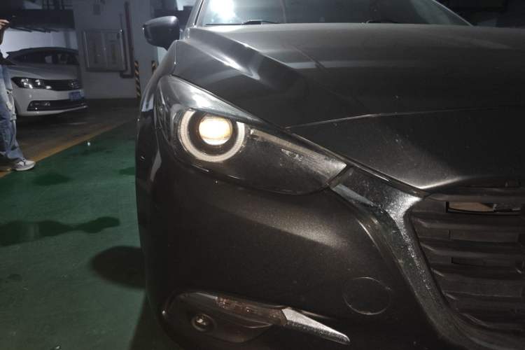 Used Mazda 3 Axela 2017 Hatchback 1.5L Automatic Luxury Model Emission Standard China V Right Front Headlight