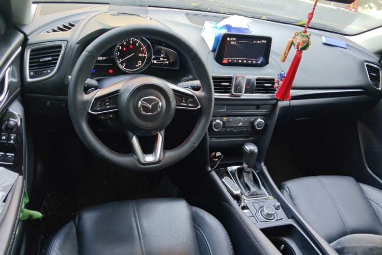 Used Mazda 3 Axela 2017 Hatchback 2.0L Automatic Sport Model China V Emission Standard Steering Wheel