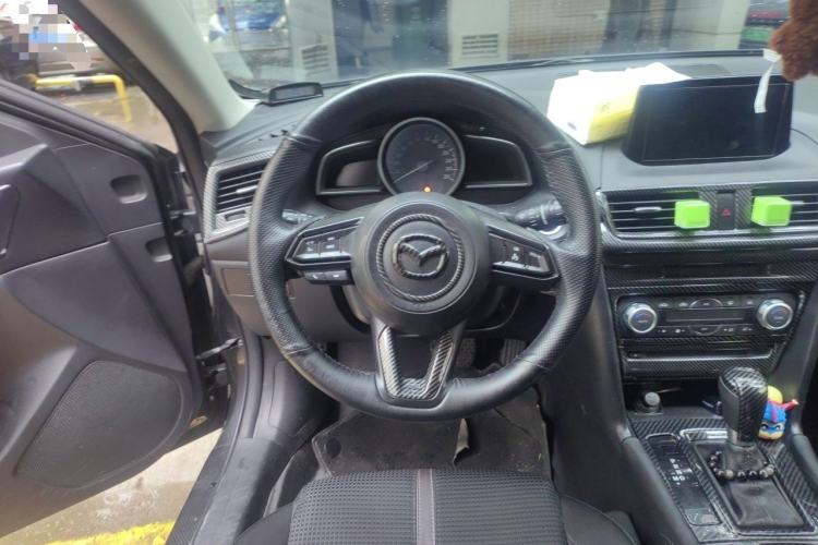 Used Mazda 3 Axela 2017 Hatchback 1.5L Automatic Luxury Model Emission Standard China V Steering Wheel
