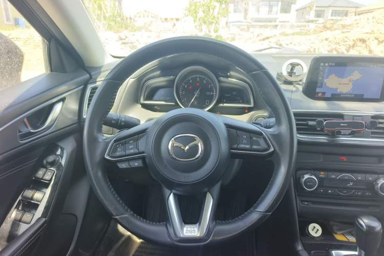 Used Mazda 3 Axela 2017 Hatchback 2.0L Automatic Sport Model China V Emission Standard Steering Wheel