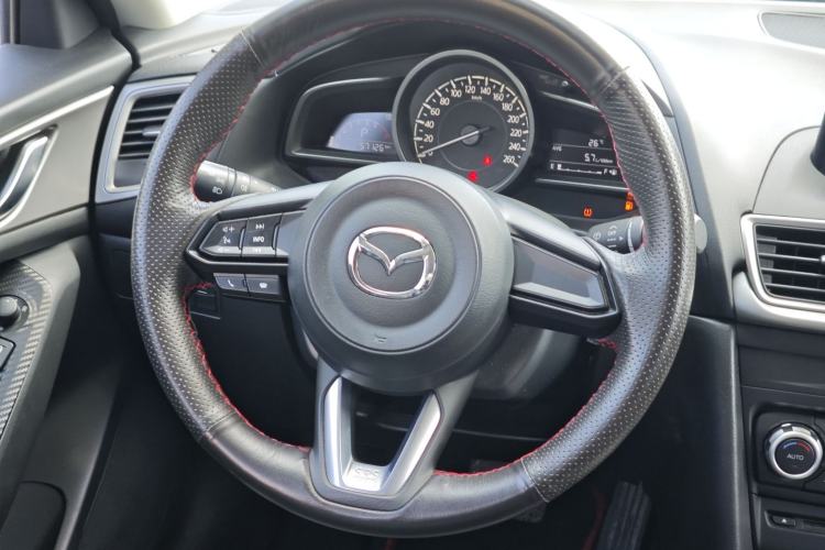 Used Mazda 3 Axela 2017 Sedan 1.5L Automatic Luxury Model China VI Standard Steering Wheel
