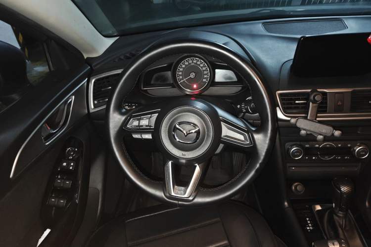 Used Mazda 3 Axela 2017 Hatchback 1.5L Automatic Luxury Model Emission Standard China V Steering Wheel