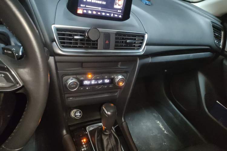 Used Mazda 3 Axela 2017 Sedan 2.0L Automatic Flagship Model China V Standard Audio And AC Panel