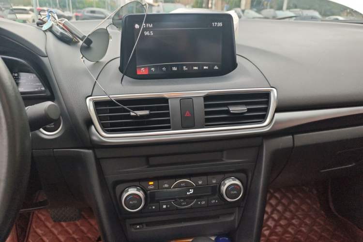 Used Mazda 3 Axela 2017 Sedan 2.0L Automatic Flagship Model China V Standard Audio And AC Panel
