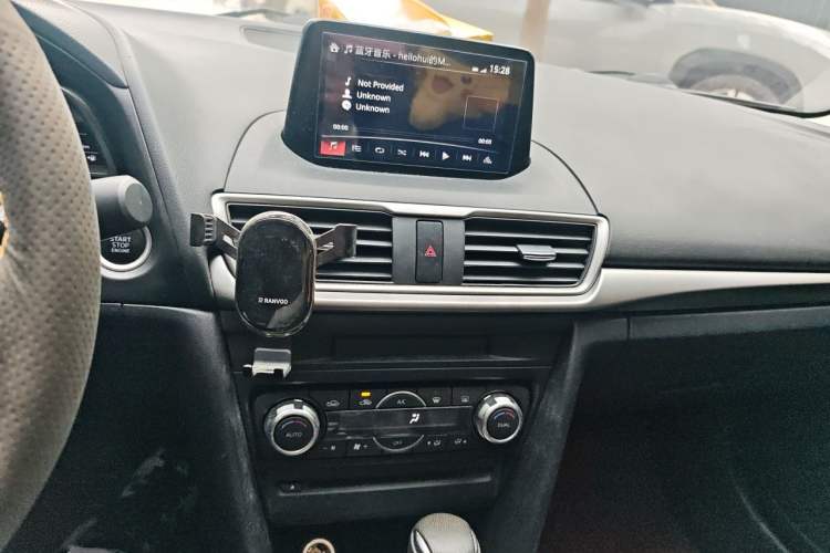 Used Mazda 3 Axela 2017 Sedan 1.5L Automatic Luxury Model China VI Standard Audio And AC Panel