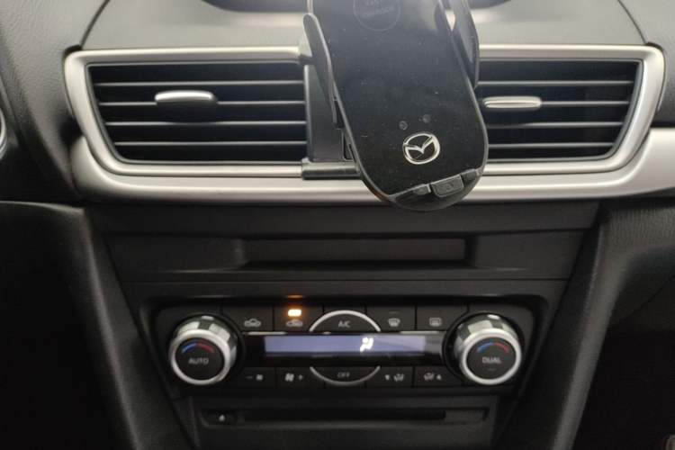 Used Mazda 3 Axela 2017 Sedan 1.5L Automatic Luxury Model Emission Standard China V Audio And AC Panel