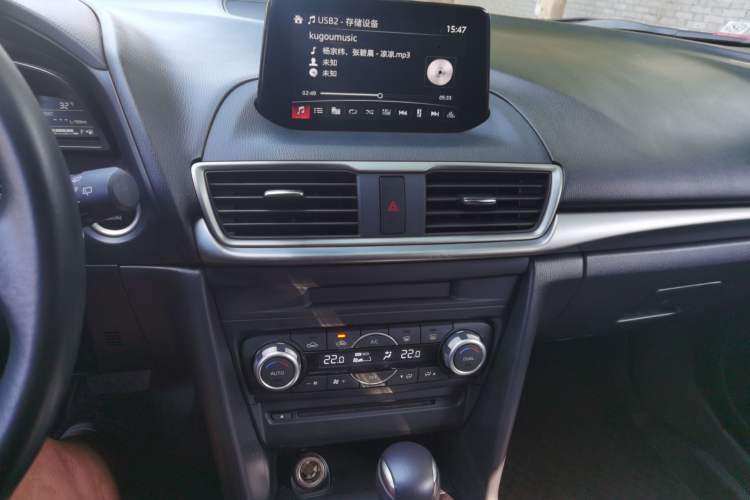 Used Mazda 3 Axela 2017 Hatchback 2.0L Automatic Luxury Model Emission Standard China V Audio And AC Panel