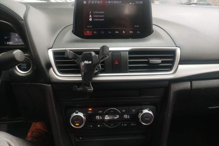Used Mazda 3 Axela 2017 Sedan 1.5L Automatic Luxury Model Emission Standard China V Audio And AC Panel