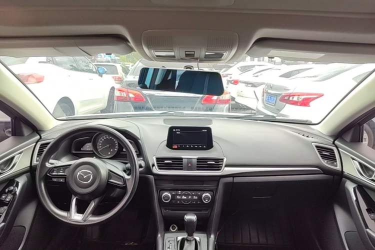 Used Mazda 3 Axela 2017 Hatchback 1.5L Automatic Luxury Model China VI Standard Center Console