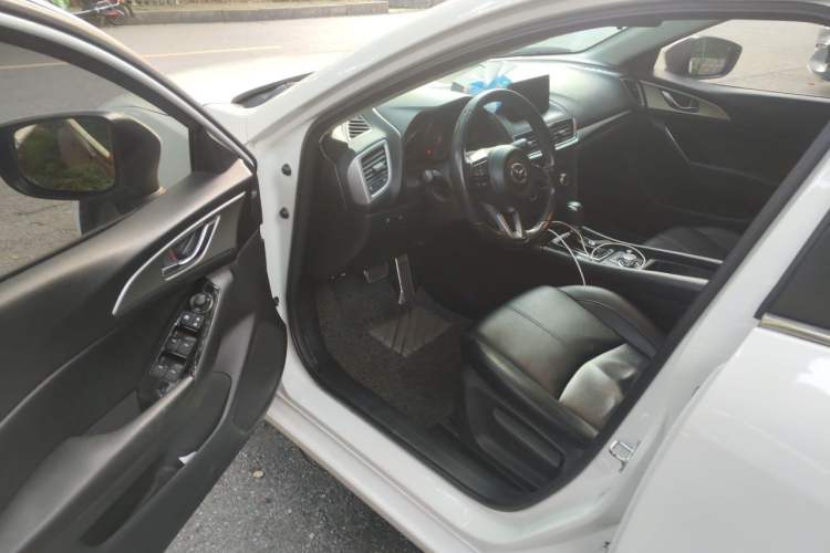 Used Mazda 3 Axela 2017 Hatchback 2.0L Automatic Luxury Model China VI Standard Driver Seat