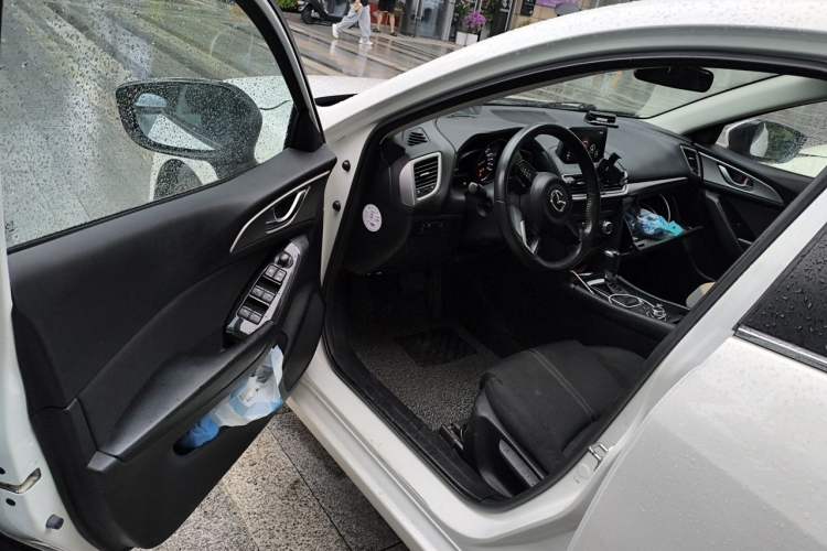 Used Mazda 3 Axela 2017 Hatchback 2.0L Automatic Luxury Model Emission Standard China V Driver Seat