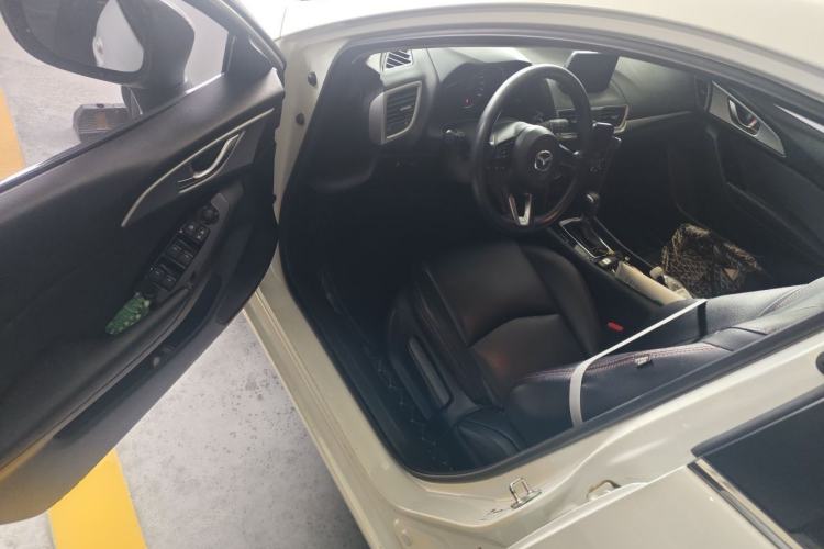 Used Mazda 3 Axela 2017 Hatchback 1.5L Automatic Luxury Model Emission Standard China V Driver Seat