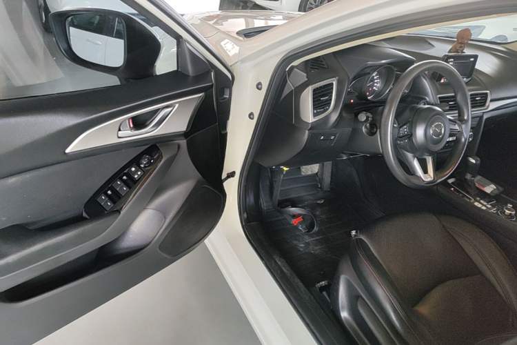 Used Mazda 3 Axela 2017 Sedan 1.5L Automatic Luxury Model Emission Standard China V Driver Seat