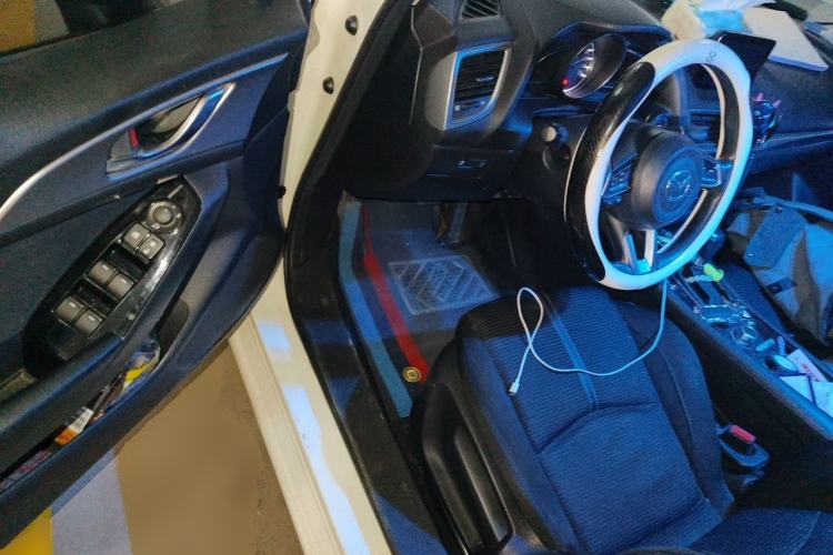 Used Mazda 3 Axela 2017 Sedan 1.5L Automatic Luxury Model Emission Standard China V Driver Seat