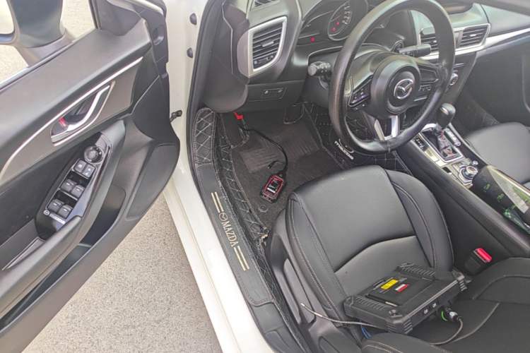 Used Mazda 3 Axela 2017 Sedan 1.5L Automatic Luxury Model Emission Standard China V Driver Seat