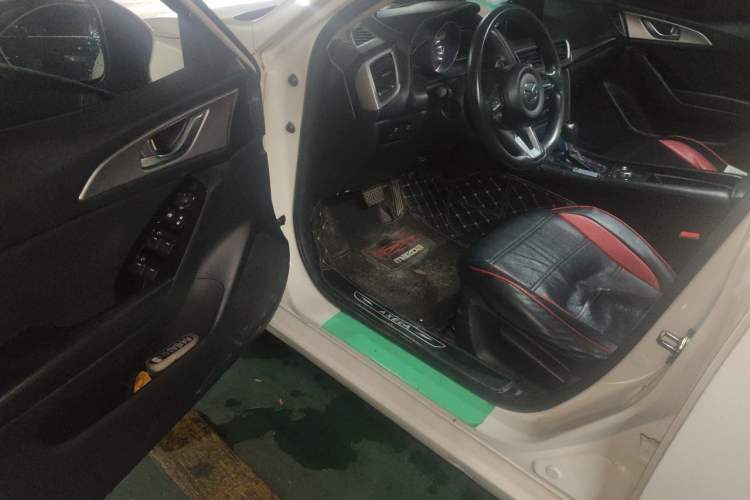 Used Mazda 3 Axela 2017 Sedan 1.5L Automatic Luxury Model Emission Standard China V Driver Seat