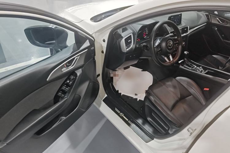 Used Mazda 3 Axela 2017 Sedan 1.5L Automatic Luxury Model Emission Standard China V Driver Seat