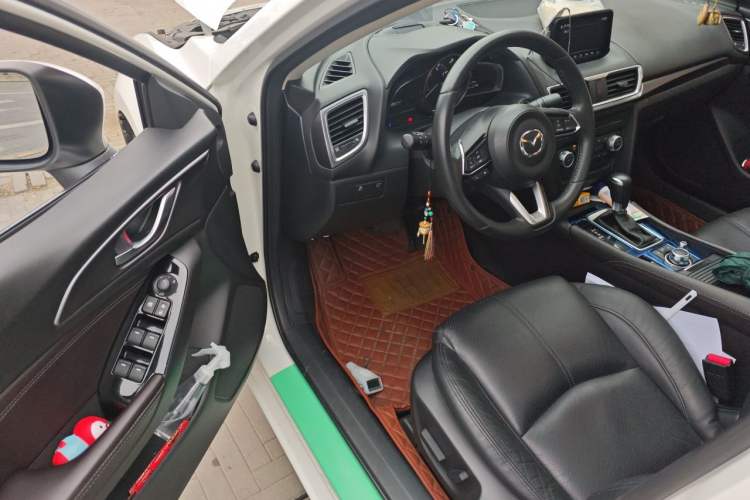 Used Mazda 3 Axela 2017 Sedan 2.0L Automatic Flagship Model China V Standard Driver Seat