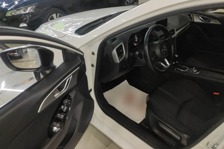 Used Mazda 3 Axela 2017 Sedan 1.5L Automatic Luxury Model Emission Standard China V Driver Seat