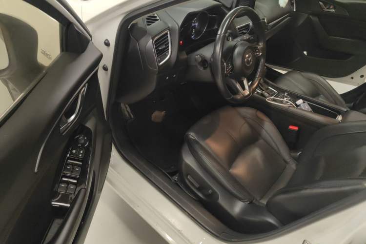 Used Mazda 3 Axela 2017 Hatchback 2.0L Automatic Sport Model China V Emission Standard Driver Seat