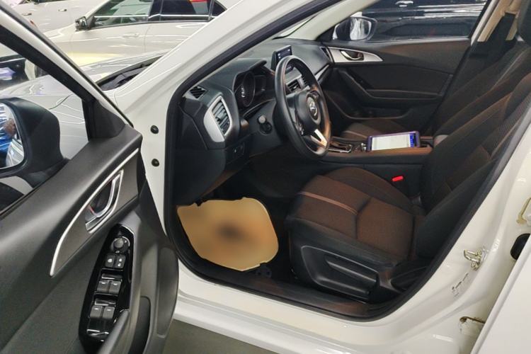 Used Mazda 3 Axela 2017 Hatchback 1.5L Automatic Luxury Model Emission Standard China V Driver Seat