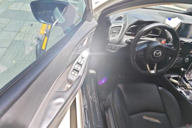 Used Mazda 3 Axela 2017 Sedan 1.5L Automatic Luxury Model Emission Standard China V Driver Seat