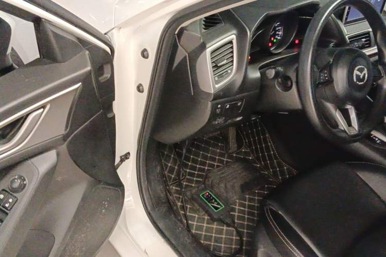Used Mazda 3 Axela 2017 Hatchback 1.5L Automatic Comfort Model Emission Standard China V Driver Seat