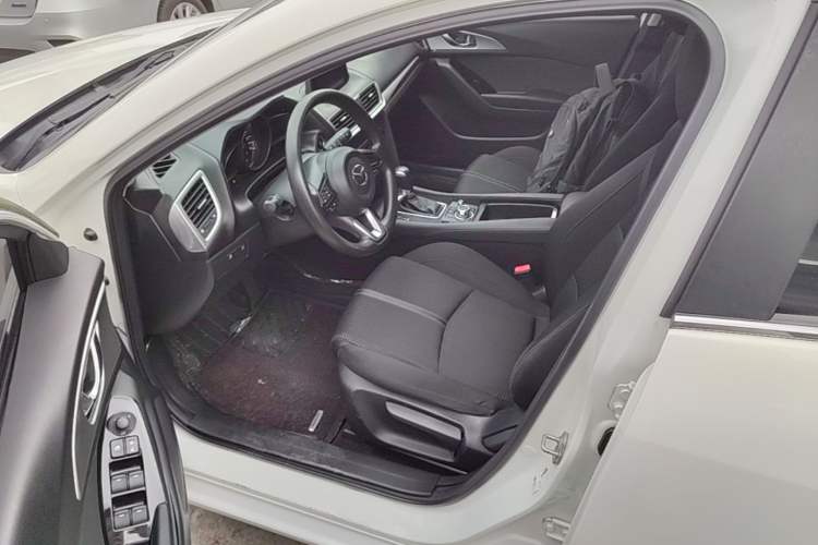 Used Mazda 3 Axela 2017 Hatchback 1.5L Automatic Luxury Model China VI Standard Driver Seat