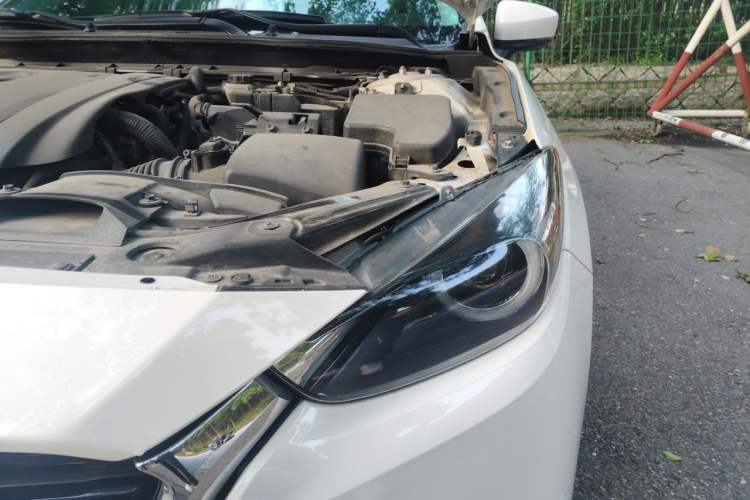 Used Mazda 3 Axela 2017 Hatchback 2.0L Automatic Luxury Model China VI Standard Engine Bay Left