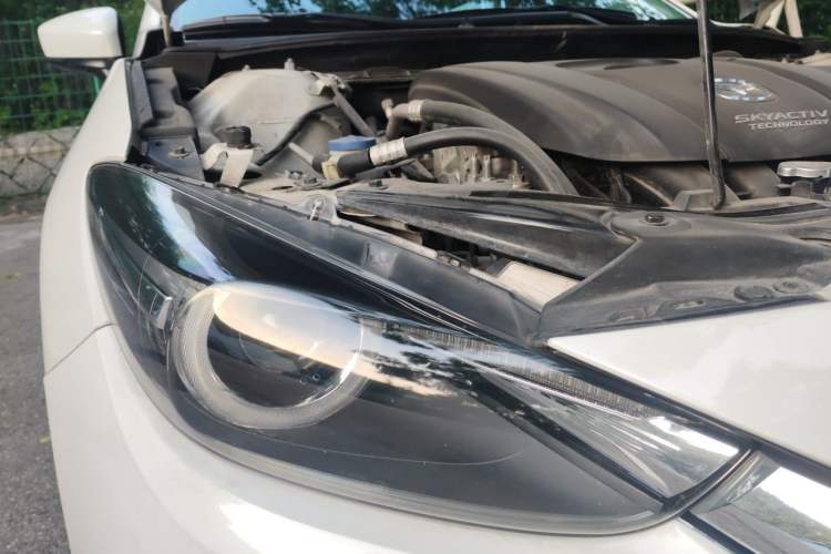 Used Mazda 3 Axela 2017 Hatchback 2.0L Automatic Luxury Model China VI Standard Engine Bay Right