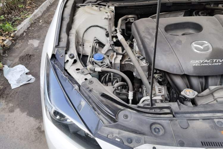 Used Mazda 3 Axela 2017 Sedan 1.5L Automatic Comfort Model Emission Standard China V Engine Bay Right