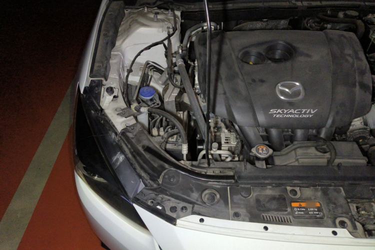 Used Mazda 3 Axela 2017 Hatchback 2.0L Automatic Luxury Model China VI Standard Engine Bay Right