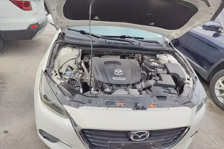 Used Mazda 3 Axela 2017 Hatchback 1.5L Automatic Luxury Model China VI Standard Engine Bay