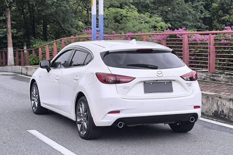 Used Mazda 3 Axela 2017 Hatchback 2.0L Automatic Luxury Model China VI Standard Exterior 6
